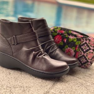 Brown leather Clark booties!